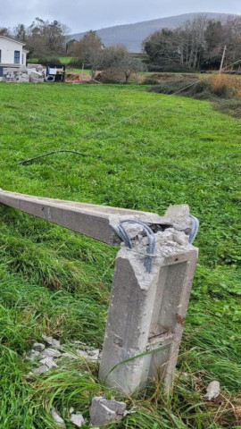 Poste derribado para robar el cableado del tendido