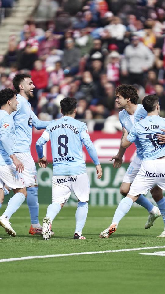 Los jugadores del Celta celebran el gol de Marcos Alonso