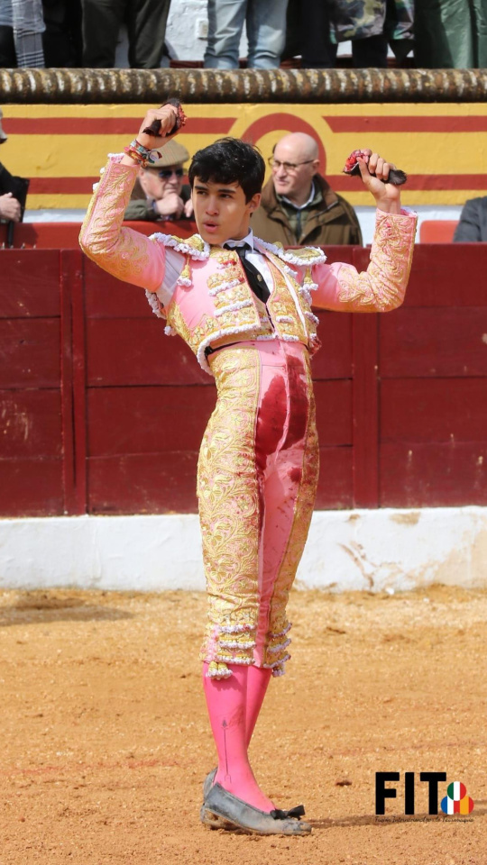 Tomás Bastos, con dos de las cuatro orejas que cortó en Olivenza