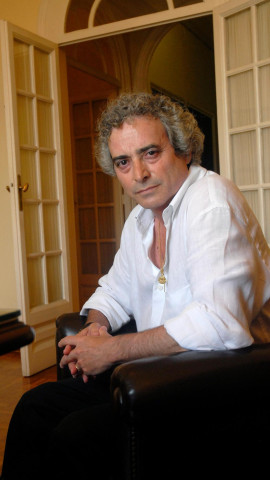 EDNJF7 Portrait of Ildefonso Falcones, Spanish lawyer and writer, at his studio in Barcelona
