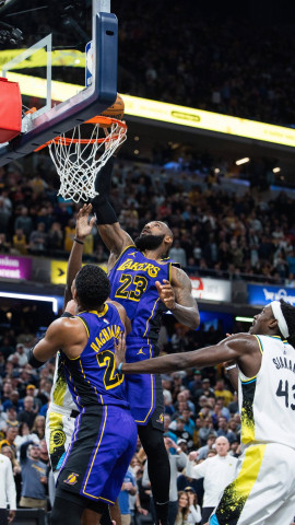 LeBron, anotando la canasta final