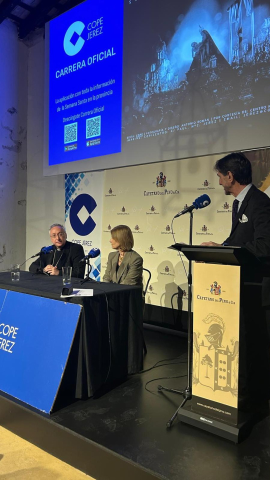 Monseñor José Rico y la alcaldesa García-Pelayo en el último 'Carrera Oficial' en Cayetano del Pino