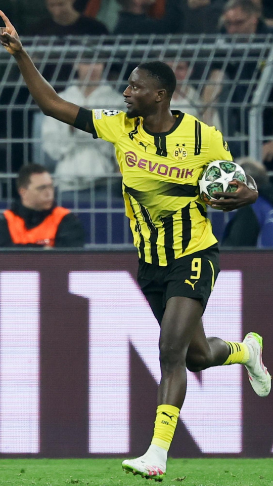 Guirassy celebra su gol de penalti, en el Dortmund - Barcelona