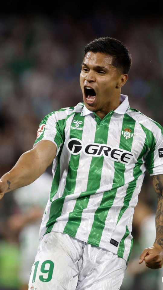 Cucho Hernández celebra el gol del Betis al Valladolid (LaLiga)