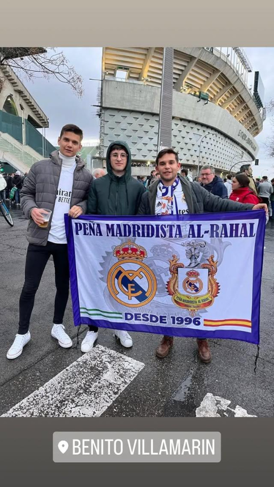 Varios integrantes de la Peña del Real Madrid de Arahal disfrutando de la afición a su equipo