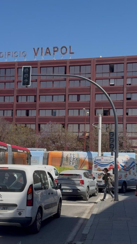 El apagón eléctrico deja a Sevilla sin metro, tranvía y con trenes y fuertes retenciones de tráficoSevilla y su provincia han sufrido al igual que el resto de España las consecuencias del fallo masivo en la distribución de energía eléctrica que ha afectado este lunes a la península Ibérica y a otras partes de Europa.POLITICA