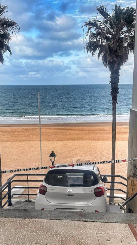 Vehículo accidentado en las escaleras de acceso a la playa de Rota