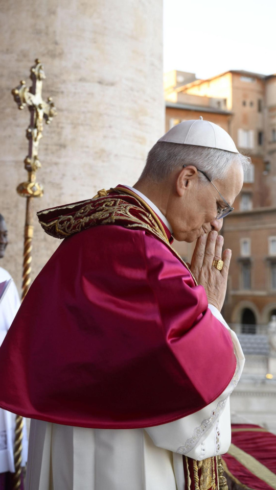 La primera salida al balcón de León XIV