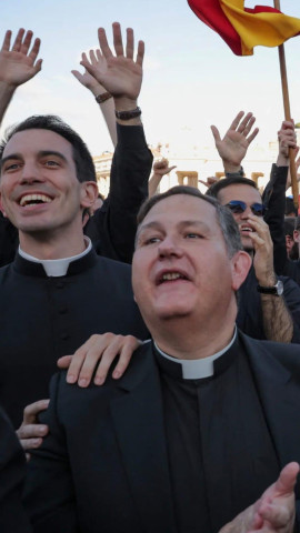 El diácono jerezano Sergio Álvarez y otro compañero del Colegio Español en la plaza de San Pedro, en la presentación del nuevo Papa León XIV