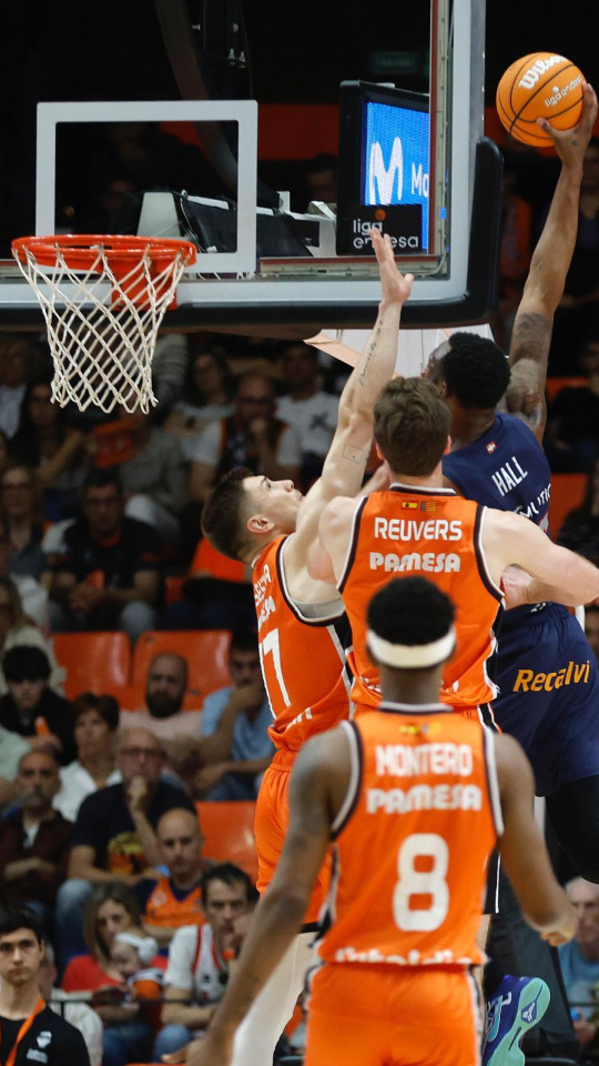 Los interiores de Valencia Basket protegen su canasta