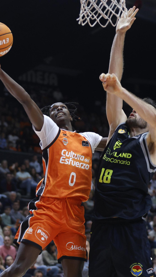 Badio penetra con valentía ante Mike Tobey