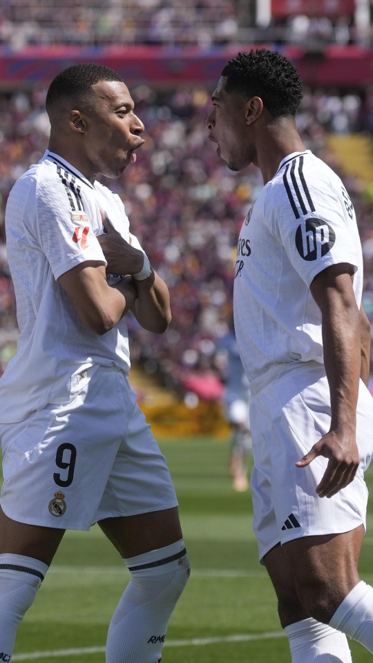 Mbappé celebra con Bellingham el 0-1 del Real Madrid contra el Barcelona