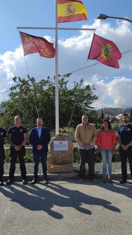 Concejales de Lorca y personal de emergencias en el monolito que recuerda a las víctimas del terremoto de Lorca
