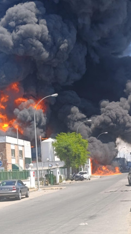 Incendio en una nave de productos químicos