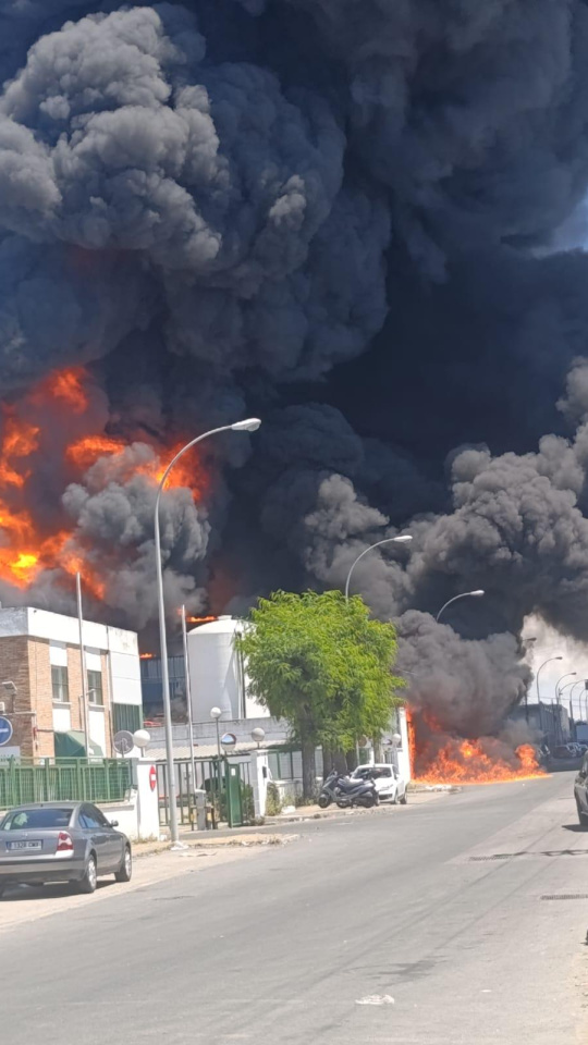 Incendio en una nave de productos químicos
