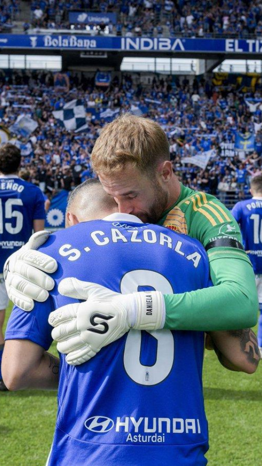 Escandell consuela a Cazorla tras el Oviedo - Zaragoza