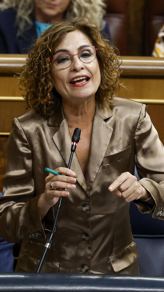 La ministra de Hacienda, María Jesús Montero interviene en la sesión de control al Ejecutivo