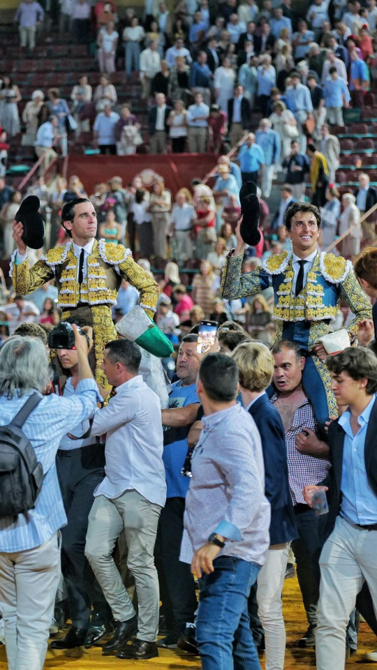Córdoba, domingo 25 de julio de 2025. Juan Ortega y Roca Rey salen a hombros