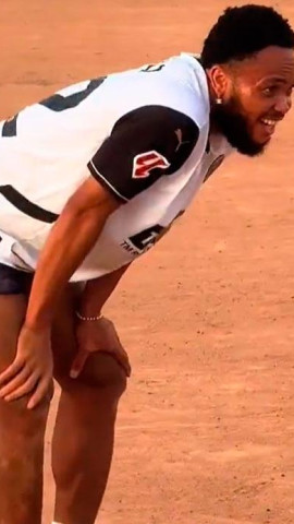 La imagen de Ejuke, jugador del Sevilla, jugando una pachanga con la camiseta del Valencia