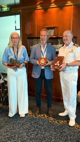 Hace escala por primera vez en el Puerto de Motril el crucero Aurora