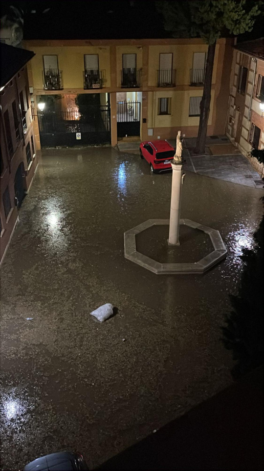 Plaza de Santa María, en Guadalajara, convertida en piscina con las tormenta