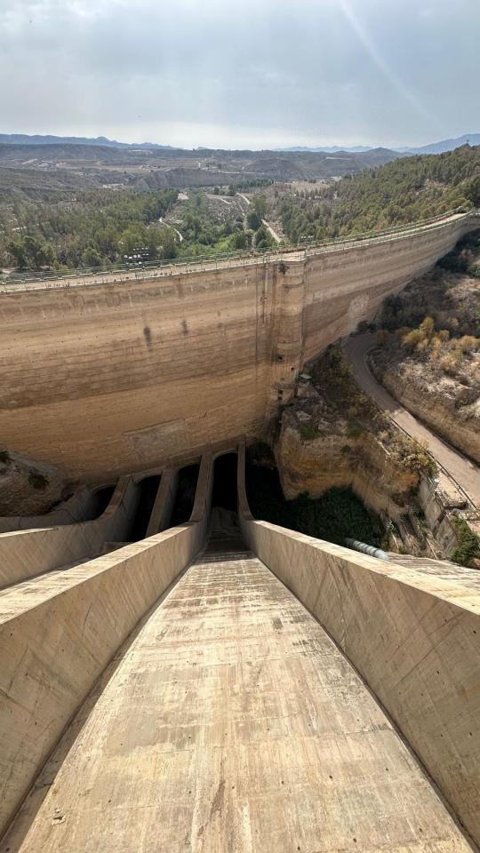 Elementos de desembalse del pantano de Puentes en Lorca