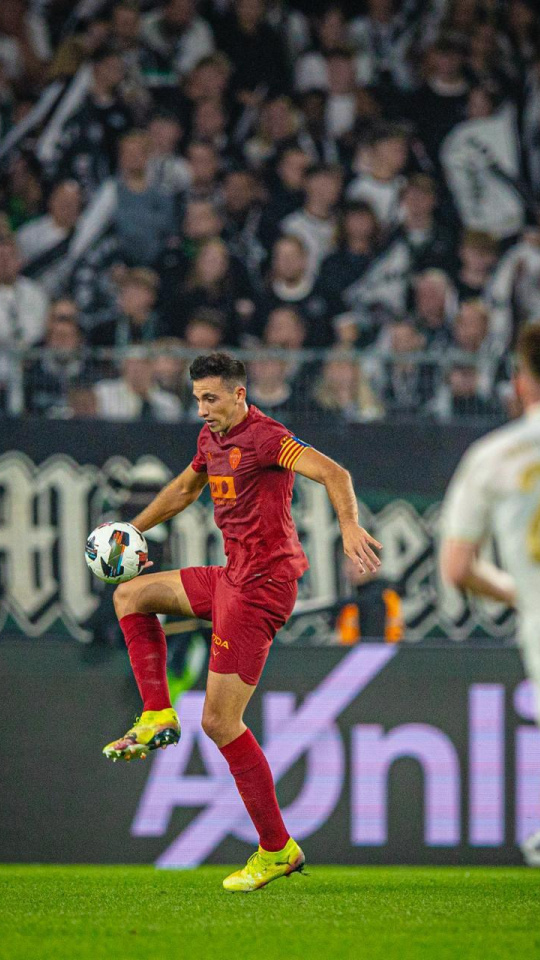 César Tárrega, con el brazalete de capitán, durante el amistoso ante el Borussia de Möenchengladbach