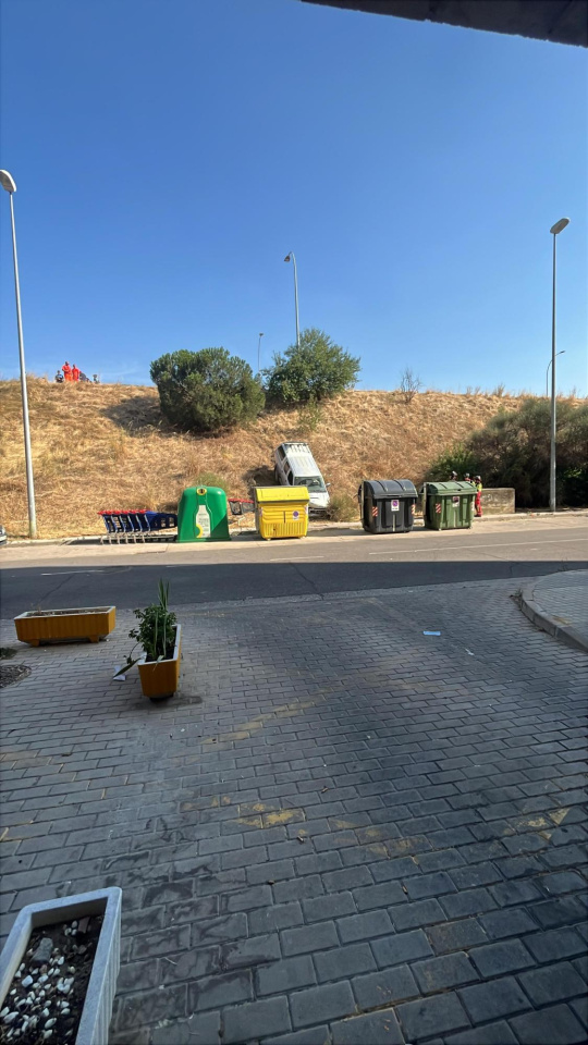 Un coche cae por un terraplen en Francisco Vighi tras intentar evitar a una persona tendida en la calzada