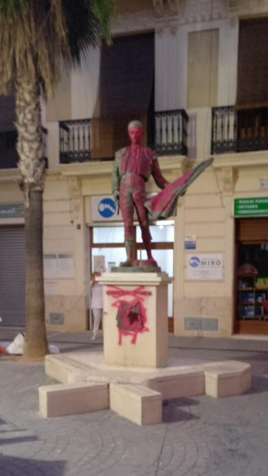 Así ha amanecido este martes la escultura dedicada a Enrique Ponce en Chiva
