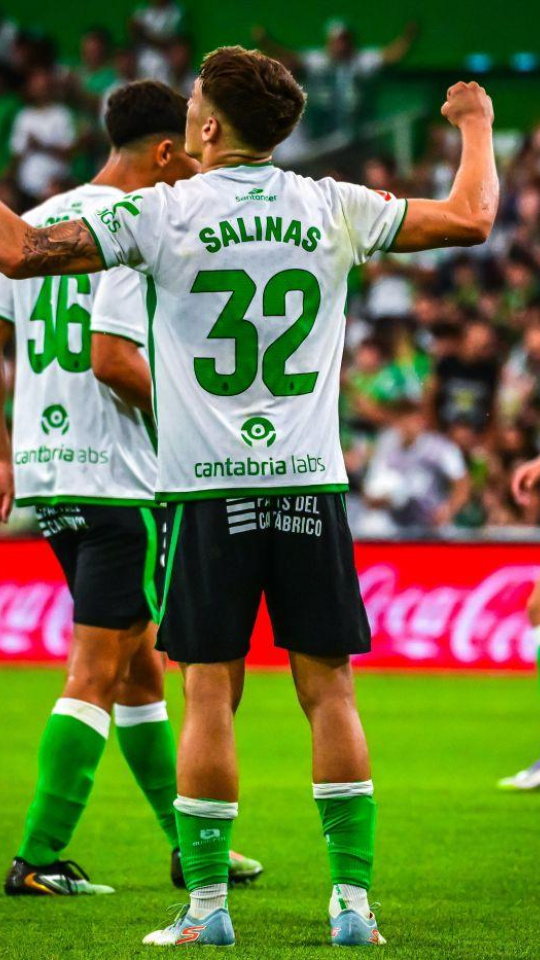 Salinas celebra uno de los goles del Racing de Santander