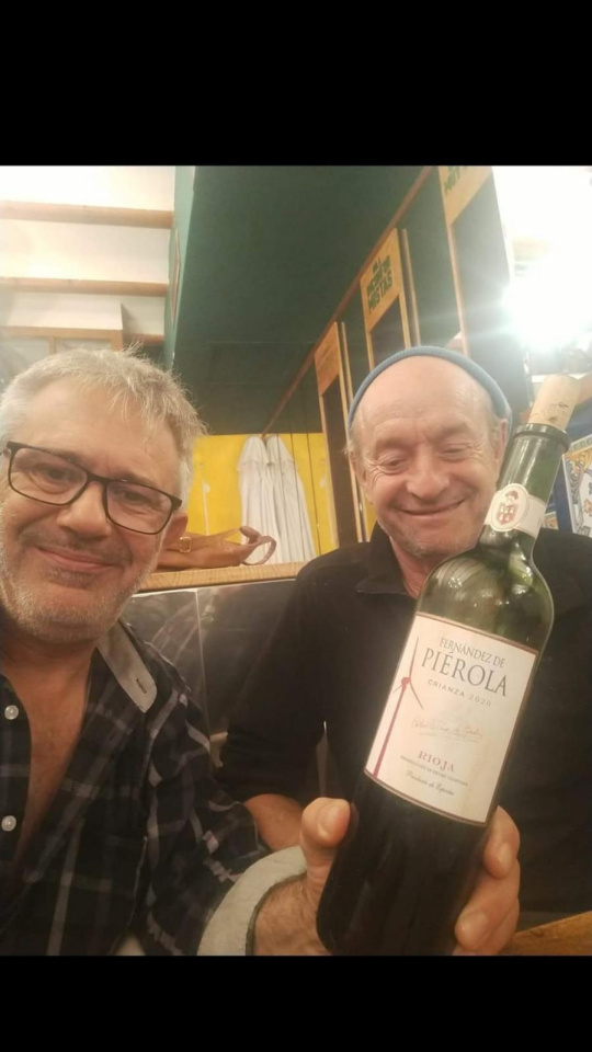 Iñaki y Toni cenando una noche de la DANA.