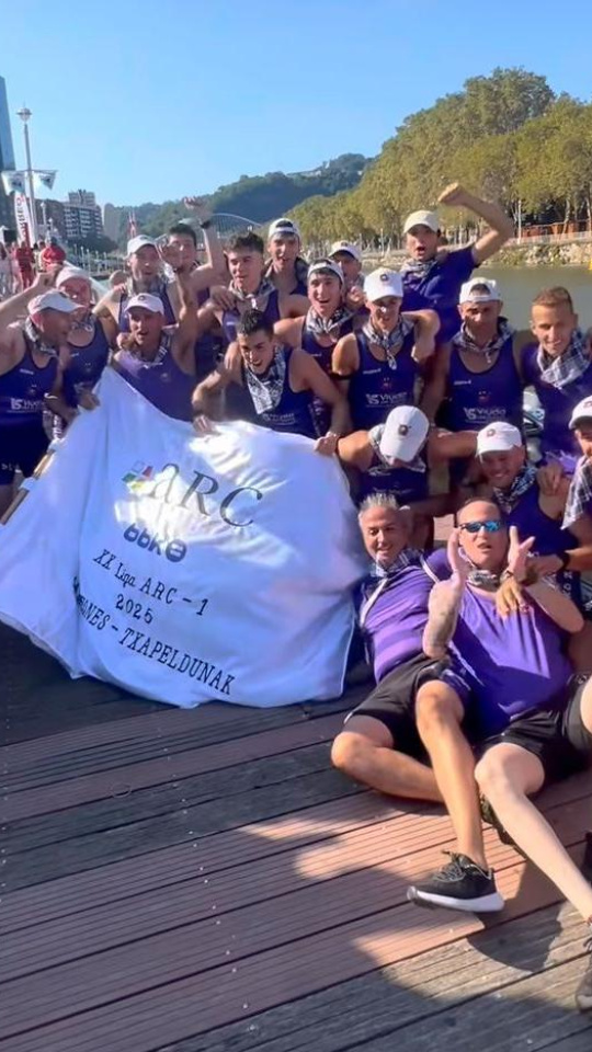 La tripulación de Santurtzi celebra el título de la Liga ARC 1