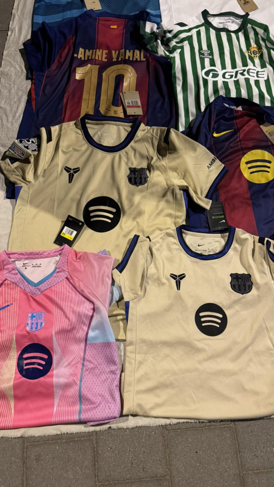 La camiseta rosa del Barça exhibida en un top manta