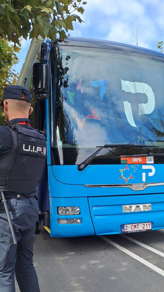 El autocar del Israel, escoltado por la Policía en Vigo
