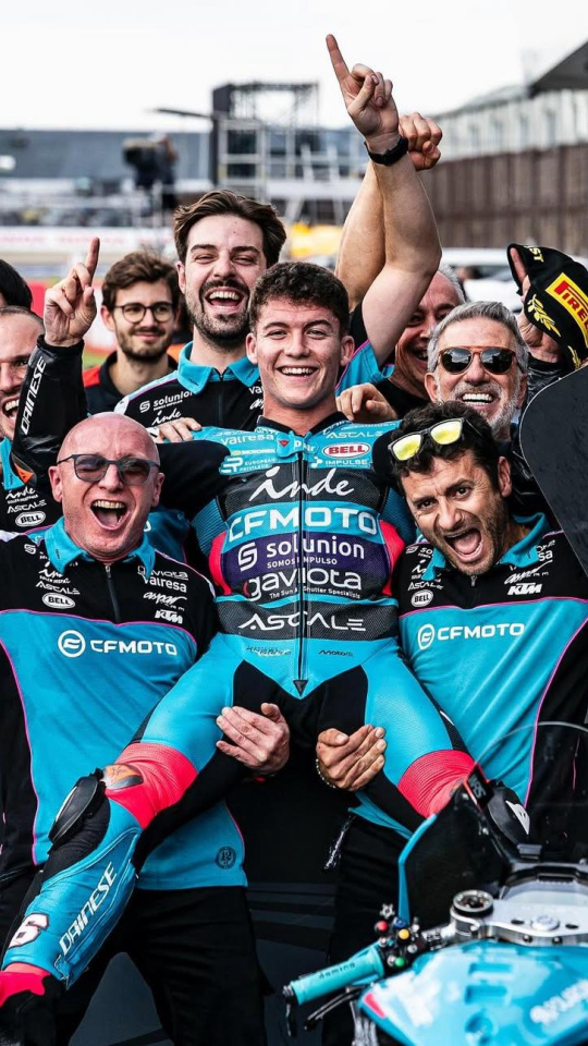 Dani Holgado celebra con su equipo el triunfo en Japón.