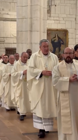 un padre y un hijo ordenados diáconos en la misma ceremonia