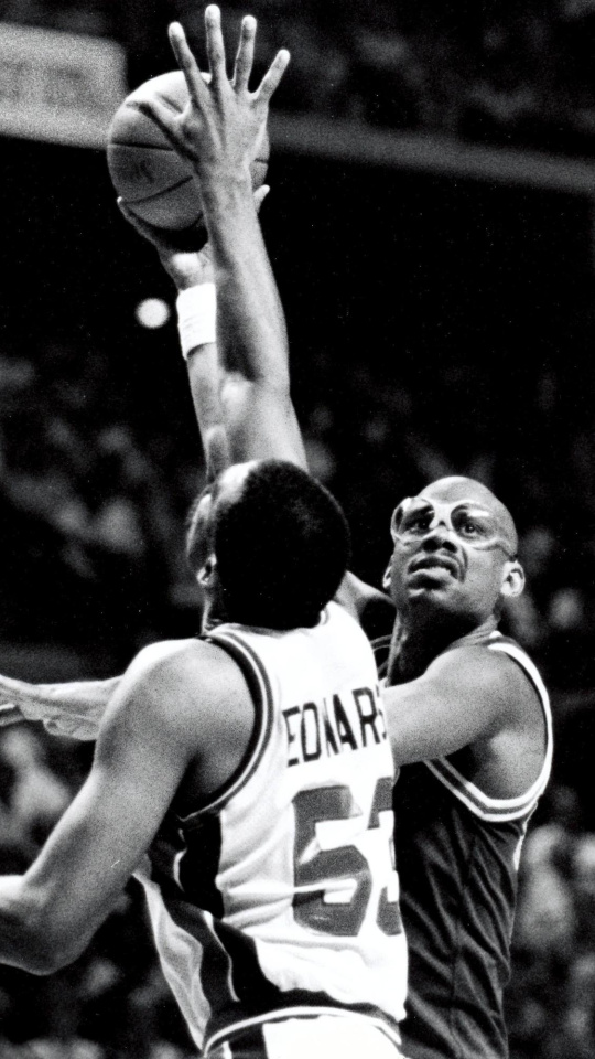 Image #: 16911321    Kareem Abdul Jabbar makes two points with his famous sky hook against the New York Knicks at Madison Square Garden in 1988.  Susan Ragan /Landov