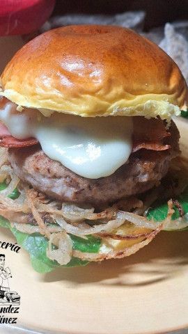 La creación de Carlos Hernández se ha llevado de nuevo el primer premio en el Concurso a la mejor hamburguesa de Castilla y León