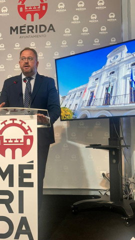 Mérida exige a la Junta el cumplimiento del Estatuto de Capitalidad y critica el presupuesto más bajo en cinco años