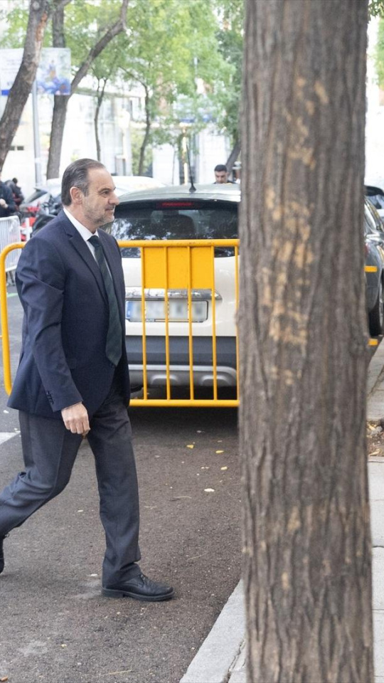 El exministro de transporte José Luis Ábalos llega al Tribunal Supremo para declarar como investigado, a 15 de octubre de 2025, en Madrid (España). Ábalos está citado a raíz de la información recabada en el último informe de la Unidad Central Operativa (UCO) de la Guardia Civil sobre su situación patrimonial. Además, se rechazó la renuncia del exministro a su defensa legal, por su obligación de acudir acompañado, y se revisan las medidas cautelares.Eduardo Parra / Europa Press15 OCTUBRE 2025;PIXELADA