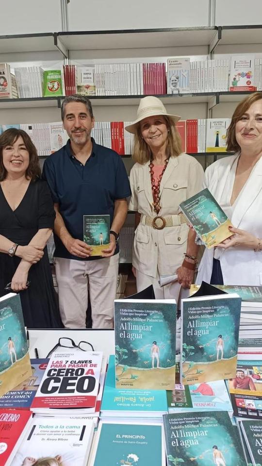 El escritor Muñoz Palancas en una feria del libro, con la nueva novela, acompañado de la Infanta Elena