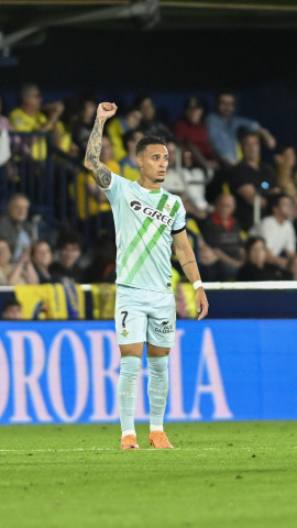 Antony celebra uno de sus goles contra el Villarreal