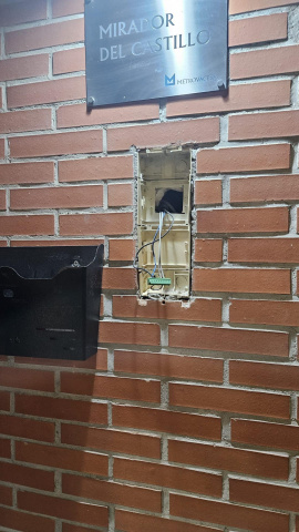 Uno de los porteros automáticos arrancados de cuajo