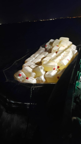 Embarcación incautada en Puerto Real con más de 180 garrafas de gasolina.