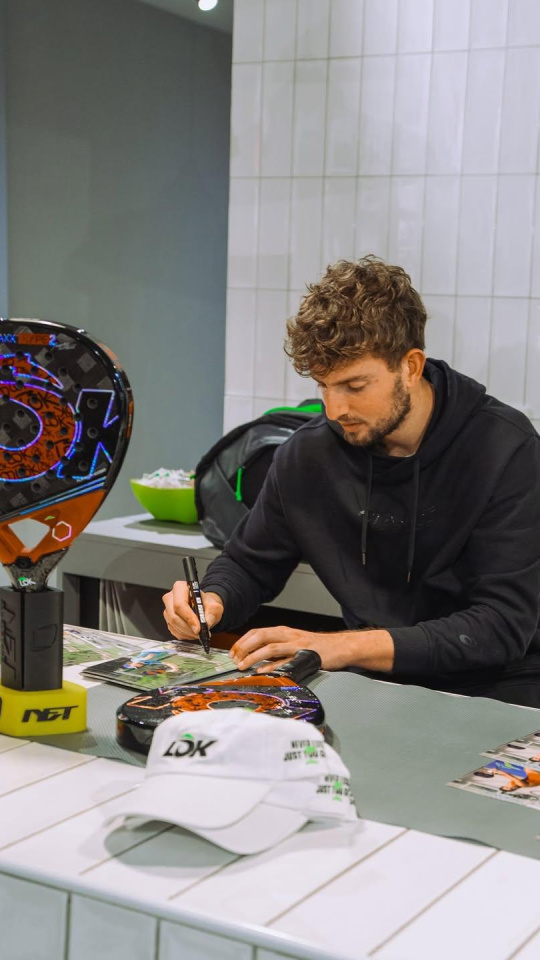 Yanguas firma a los aficionados