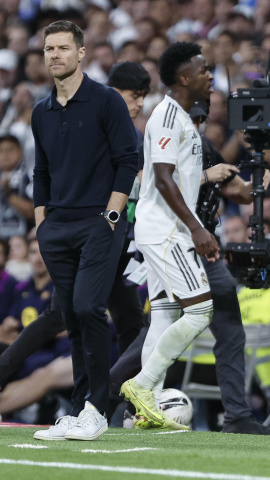 Vinicius se retira al banquillo sin mirar a Xabi Alonso en el Clásico