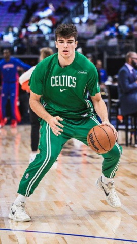 Hugo González, en un calentamiento con los Celtics