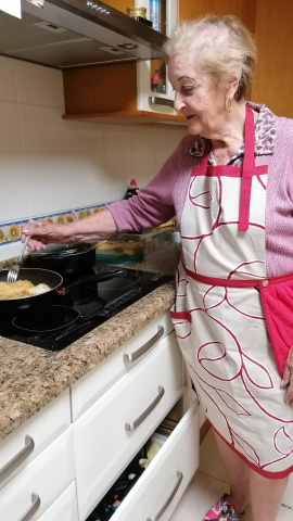 Isabel cocinando
