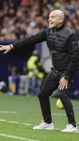 Julián Calero da instrucciones a sus jugadores durante el Atlético - Levante