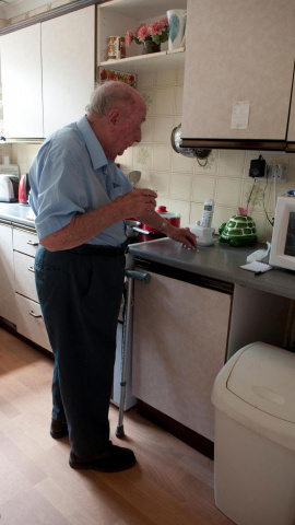 Un anciano tomándose pastillas